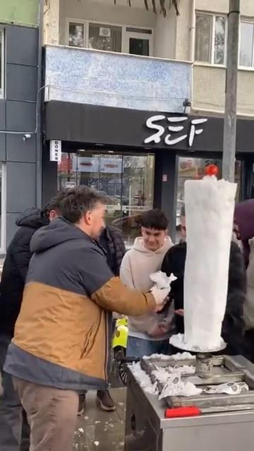 İnegöl'de döner ustasından vatandaşlara 'kardan döner' ikramı