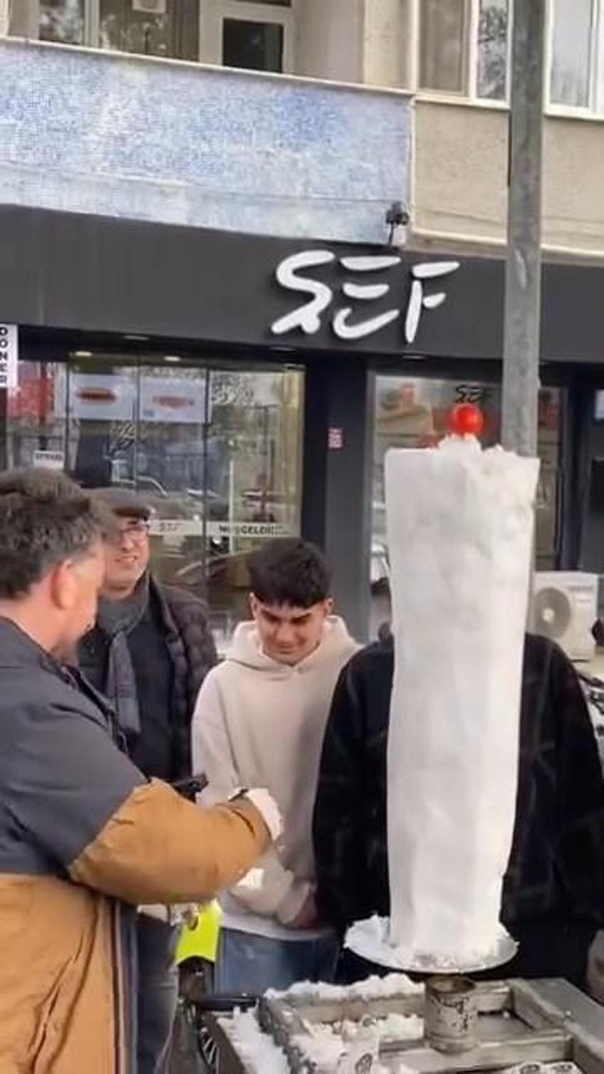 İnegöl'de döner ustasından vatandaşlara 'kardan döner' ikramı