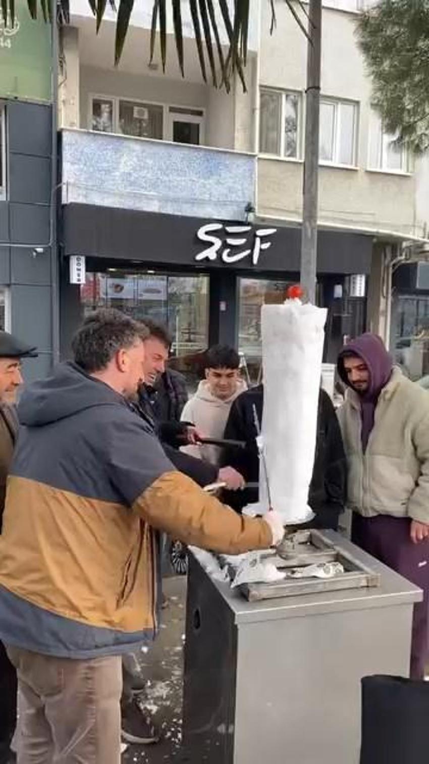 İnegöl'de döner ustasından vatandaşlara 'kardan döner' ikramı