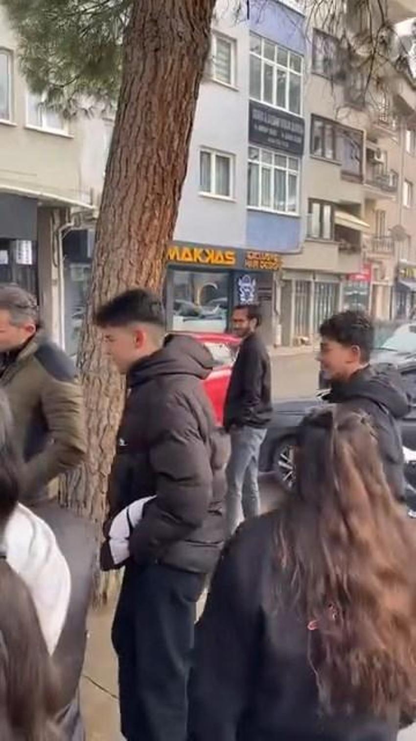 İnegöl'de döner ustasından vatandaşlara 'kardan döner' ikramı