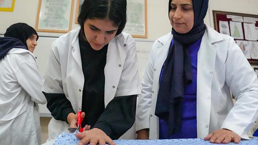 Diyarbakır'da lise resmen fabrikaya döndü! Öğrenciler para basıyor, 50 milyon lira ciro yaptılar