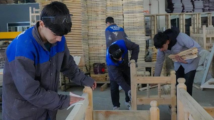 Diyarbakır'da lise resmen fabrikaya döndü! Öğrenciler para basıyor, 50 milyon lira ciro yaptılar