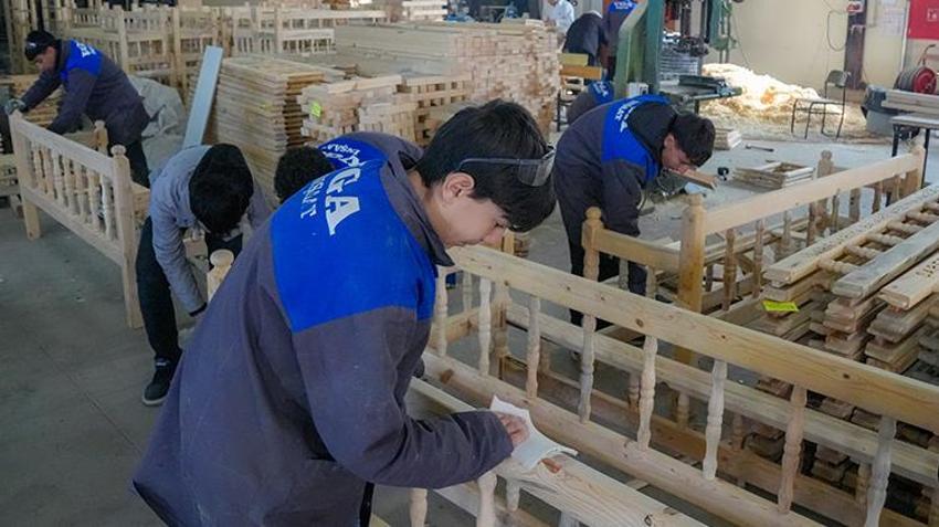 Diyarbakır'da lise resmen fabrikaya döndü! Öğrenciler para basıyor, 50 milyon lira ciro yaptılar