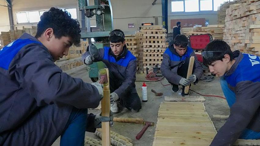 Diyarbakır'da lise resmen fabrikaya döndü! Öğrenciler para basıyor, 50 milyon lira ciro yaptılar