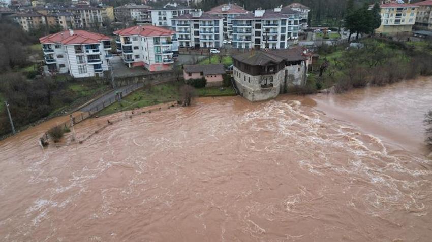 Bartın'da ırmak yükseldi, 8 köye geçiş sağlanamıyor
