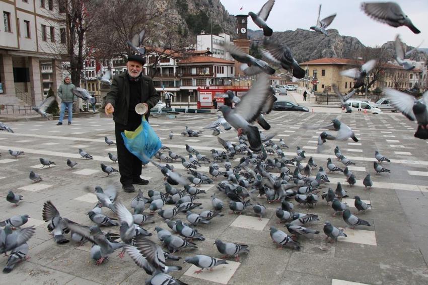 20 yıl boyunca emekli maaşından ayırdı: Amasya Valisinin sürprizini duyunca yerinde duramadı