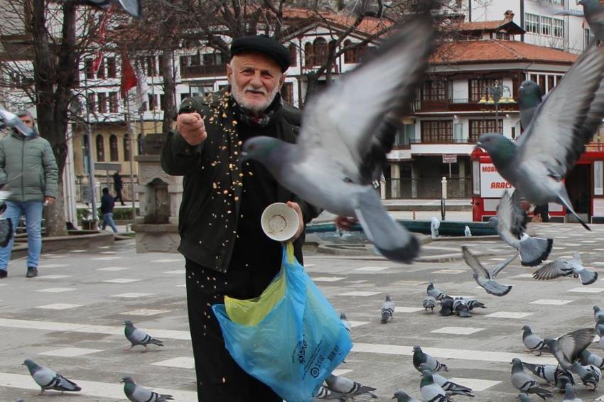 20 yıl boyunca emekli maaşından ayırdı: Amasya Valisinin sürprizini duyunca yerinde duramadı