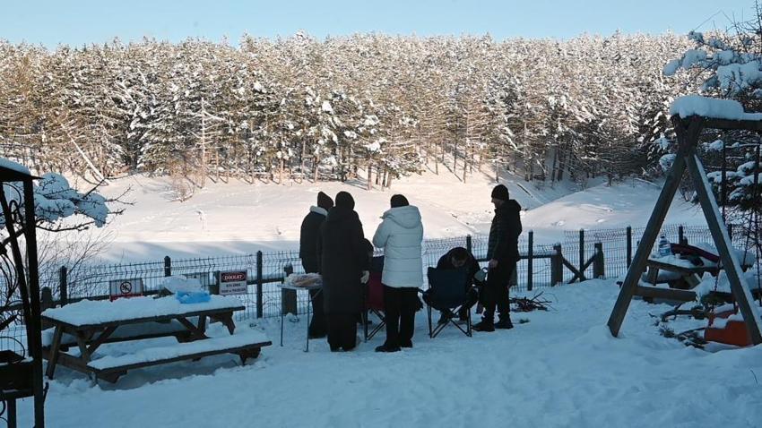 Yozgat'a kar yağınca halk oraya akın etti!