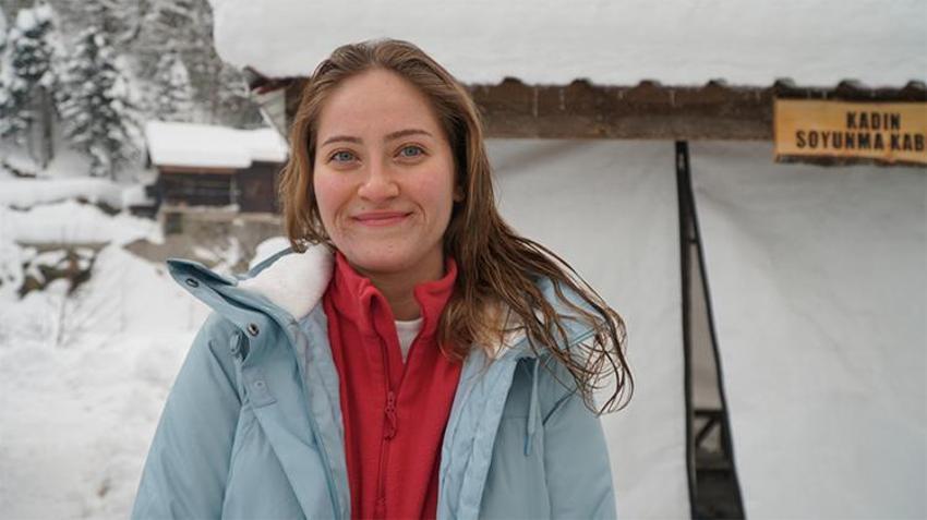 Burası ne Moskova ne de Oslo! Türkiye'nin 1300 rakımlı noktasında buz tutan gölde yüzmek için birbirleriyle yarıştılar