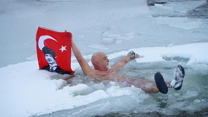 Burası ne Moskova ne de Oslo! Türkiye'nin 1300 rakımlı noktasında buz tutan gölde yüzmek için birbirleriyle yarıştılar