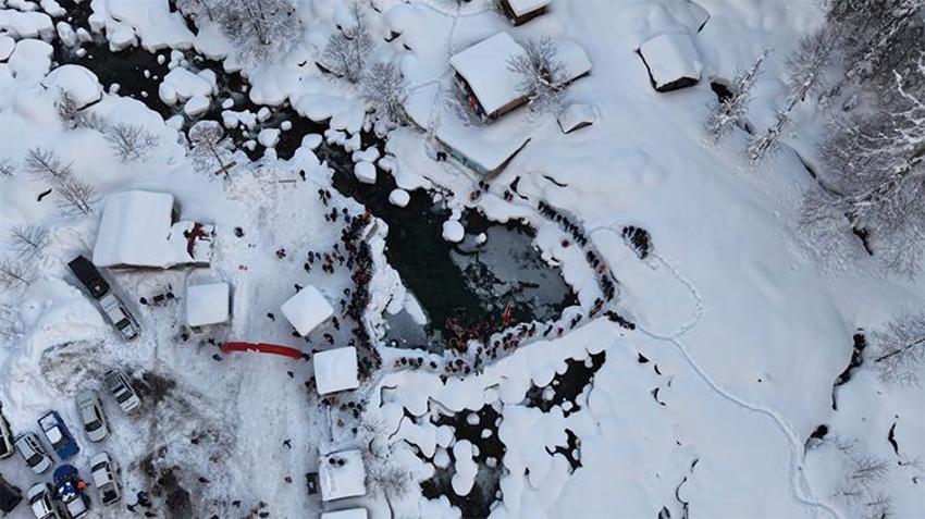 Burası ne Moskova ne de Oslo! Türkiye'nin 1300 rakımlı noktasında buz tutan gölde yüzmek için birbirleriyle yarıştılar