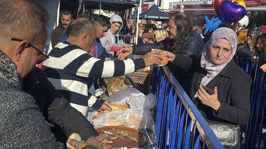 Hamsi Festivali’nde 3 ton hamsi dağıtıldı: 100 metrelik kuyruk oluşturan Bodrumlular ziyafet çekti