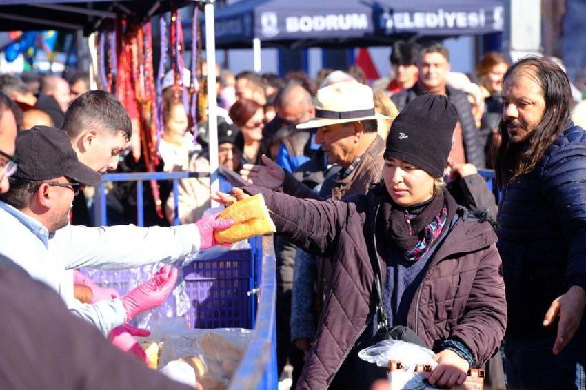 Hamsi Festivali’nde 3 ton hamsi dağıtıldı: 100 metrelik kuyruk oluşturan Bodrumlular ziyafet çekti