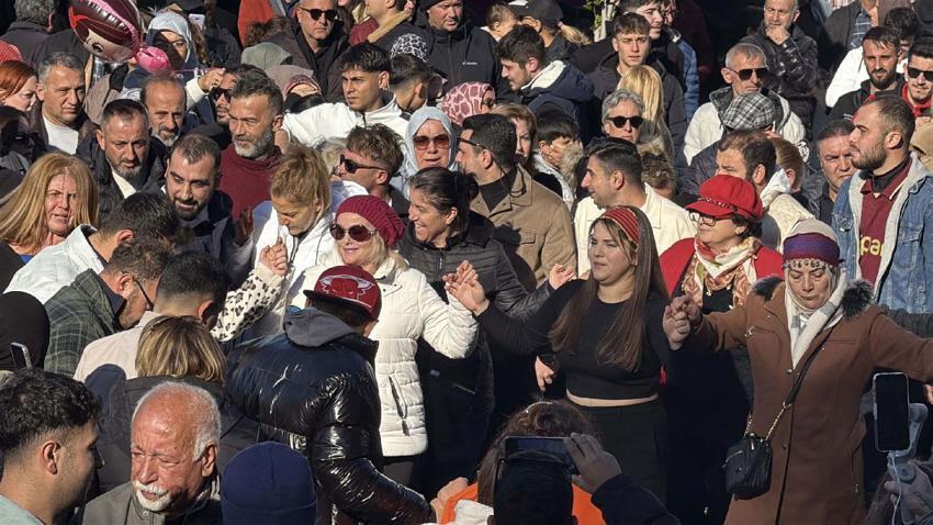 Hamsi Festivali’nde 3 ton hamsi dağıtıldı: 100 metrelik kuyruk oluşturan Bodrumlular ziyafet çekti