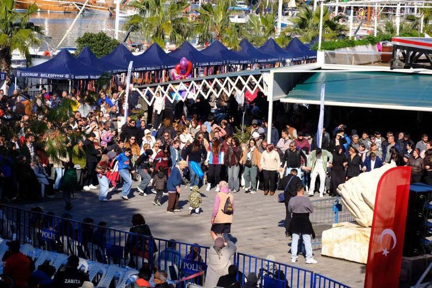 Hamsi Festivali’nde 3 ton hamsi dağıtıldı: 100 metrelik kuyruk oluşturan Bodrumlular ziyafet çekti