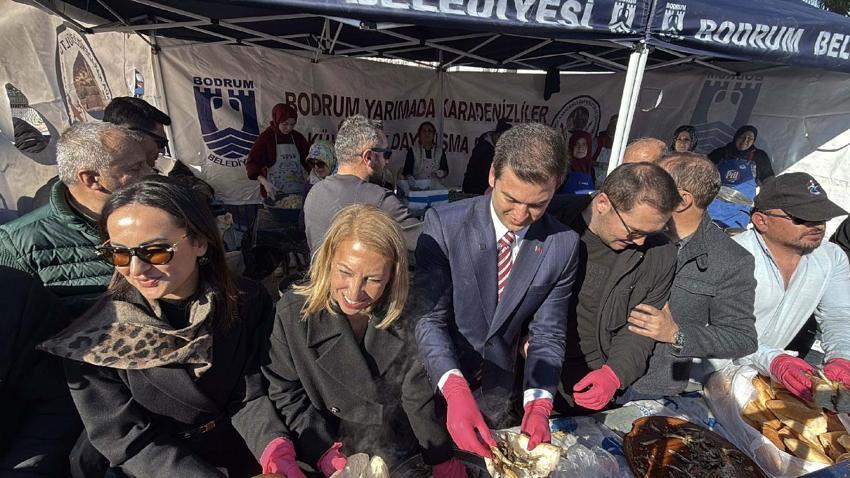 Hamsi Festivali’nde 3 ton hamsi dağıtıldı: 100 metrelik kuyruk oluşturan Bodrumlular ziyafet çekti