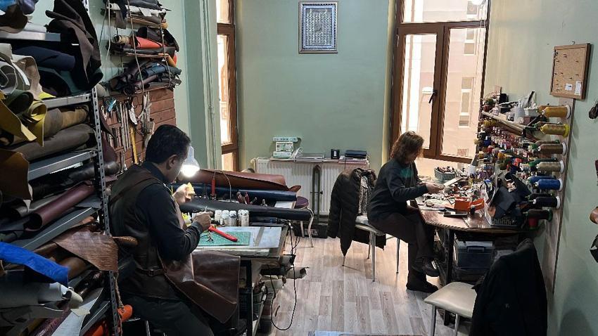 Konya'da 10 yıldır deri ve sanatı buluşturup el emeğiyle saat kordonu yapıyor