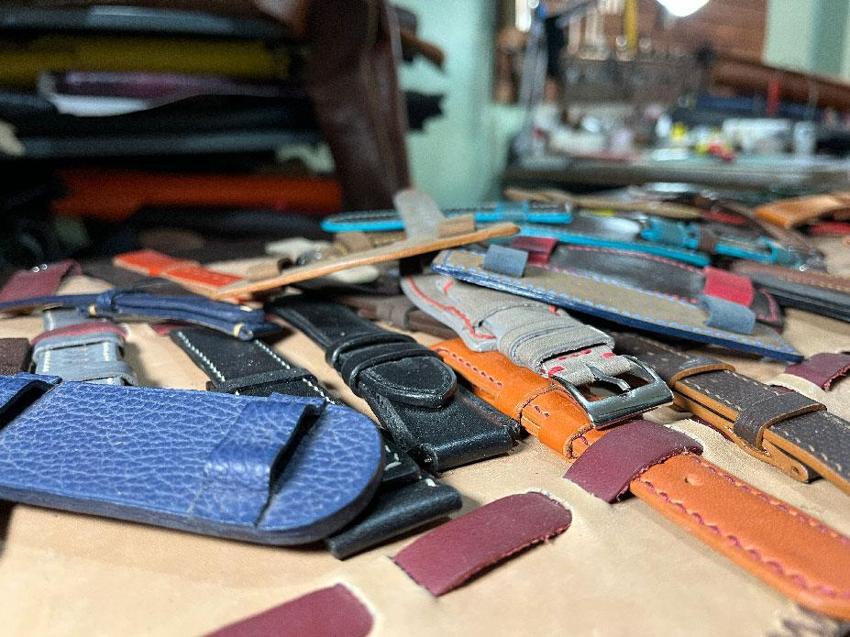 Konya'da 10 yıldır deri ve sanatı buluşturup el emeğiyle saat kordonu yapıyor