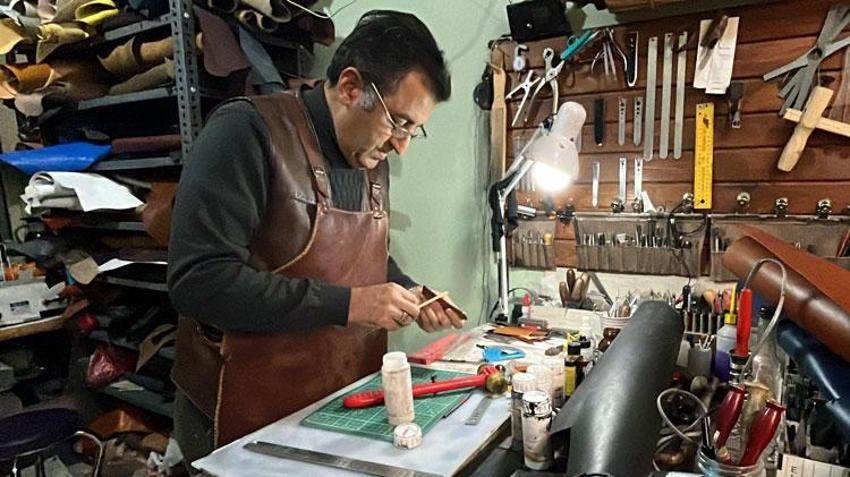 Konya'da 10 yıldır deri ve sanatı buluşturup el emeğiyle saat kordonu yapıyor
