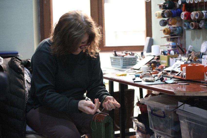 Konya'da 10 yıldır deri ve sanatı buluşturup el emeğiyle saat kordonu yapıyor