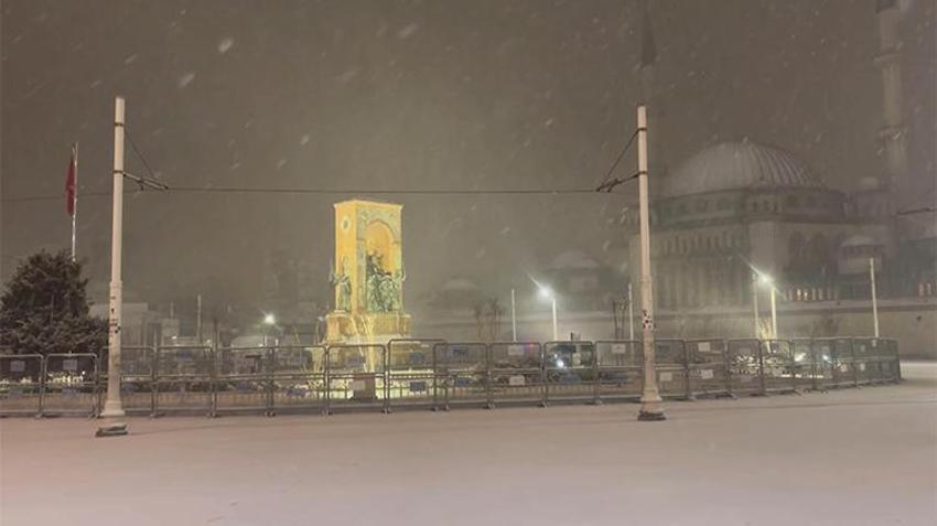 İstanbul'dan kar manzaraları: Taksim Meydanı beyaza büründü
