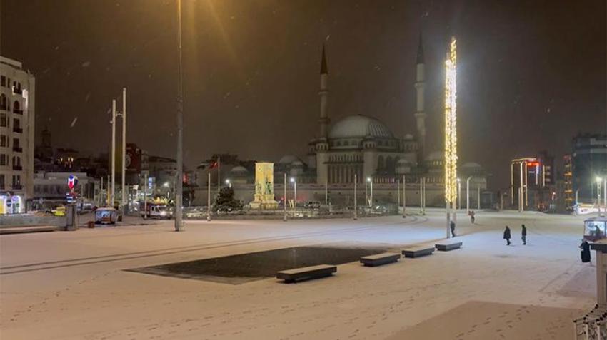 İstanbul'dan kar manzaraları: Taksim Meydanı beyaza büründü