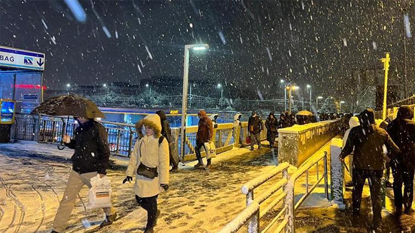 İstanbul'dan kar manzaraları: Taksim Meydanı beyaza büründü