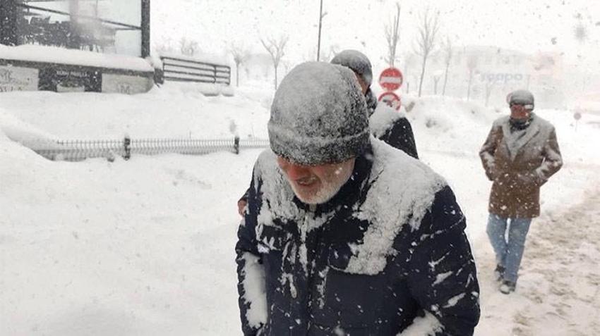 Kar kalınlığı 60 santimetre kadar ulaştı! Yüzlerce köyün merkezle bağlantısı kesildi