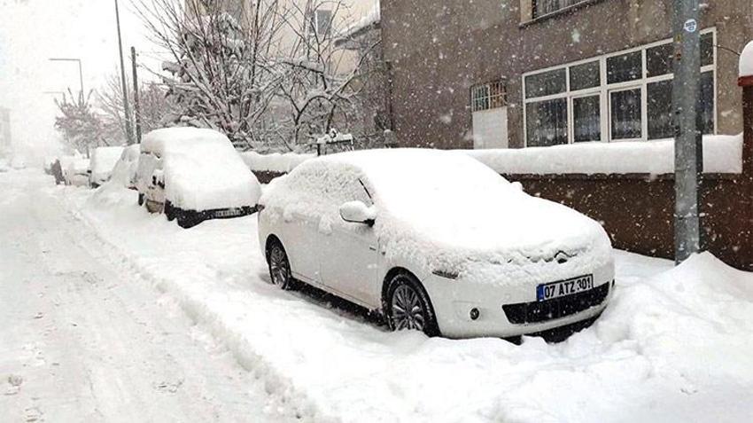 Kar kalınlığı 60 santimetre kadar ulaştı! Yüzlerce köyün merkezle bağlantısı kesildi