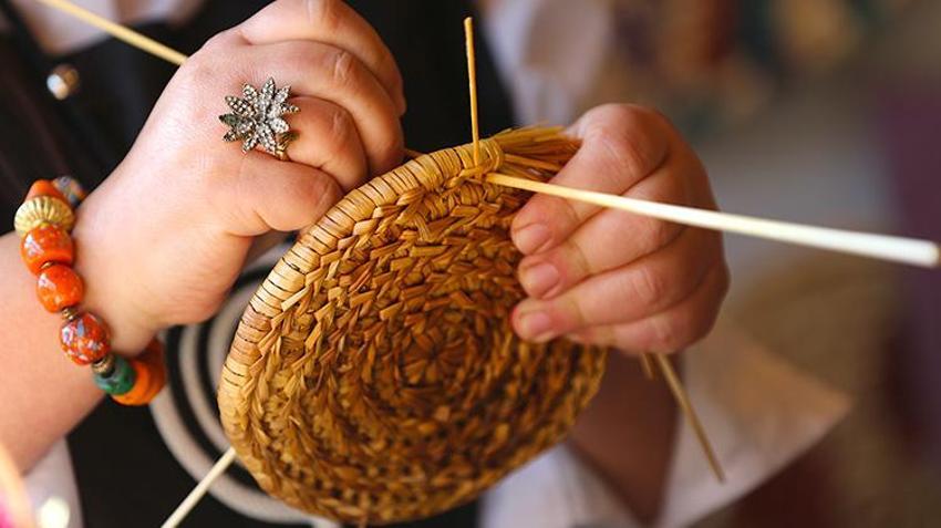 Depremde her şeyini kaybetti, buğday saplarıyla üretmeye başladı! Tasarımlarının fiyatı 5 bin liraya kadar çıkıyor