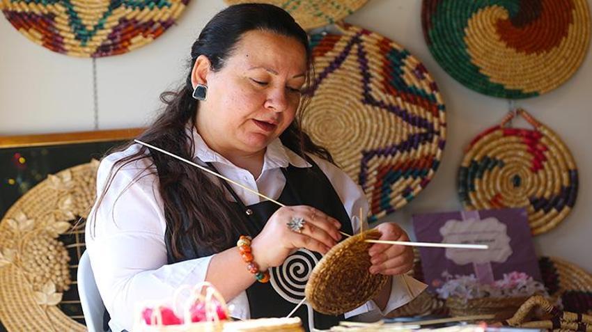 Depremde her şeyini kaybetti, buğday saplarıyla üretmeye başladı! Tasarımlarının fiyatı 5 bin liraya kadar çıkıyor