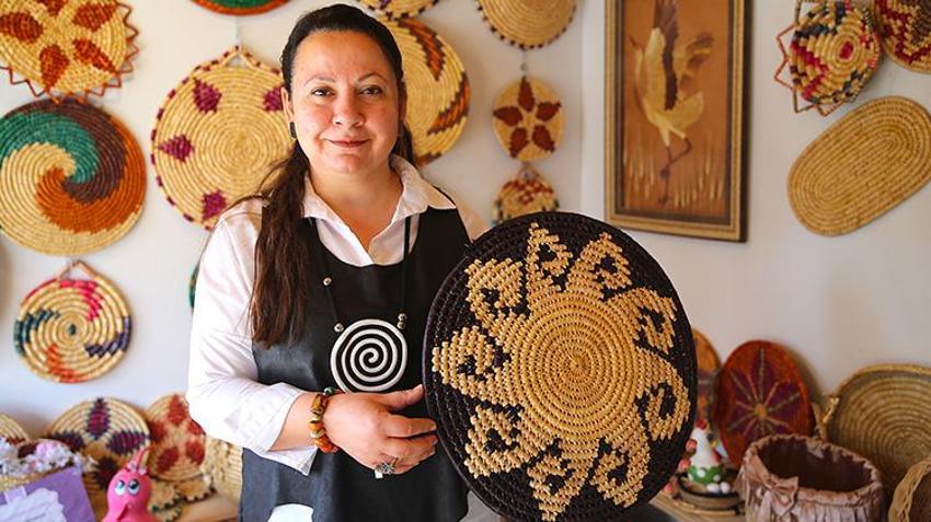 Depremde her şeyini kaybetti, buğday saplarıyla üretmeye başladı! Tasarımlarının fiyatı 5 bin liraya kadar çıkıyor