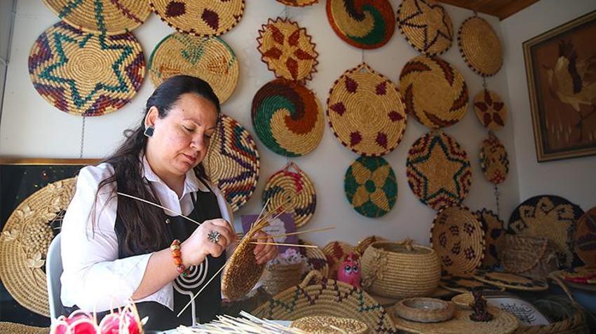 Depremde her şeyini kaybetti, buğday saplarıyla üretmeye başladı! Tasarımlarının fiyatı 5 bin liraya kadar çıkıyor