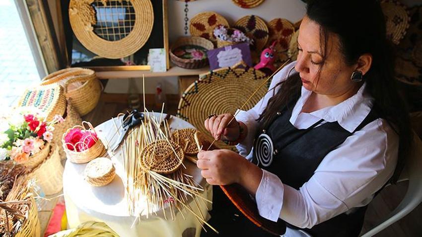 Depremde her şeyini kaybetti, buğday saplarıyla üretmeye başladı! Tasarımlarının fiyatı 5 bin liraya kadar çıkıyor