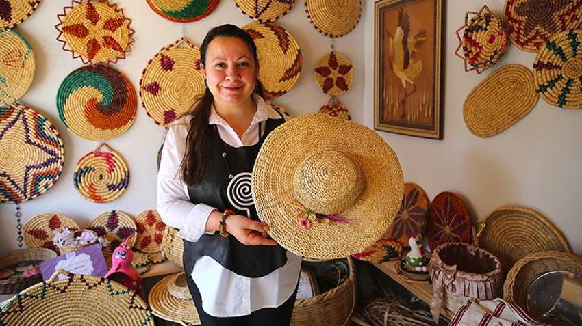 Depremde her şeyini kaybetti, buğday saplarıyla üretmeye başladı! Tasarımlarının fiyatı 5 bin liraya kadar çıkıyor