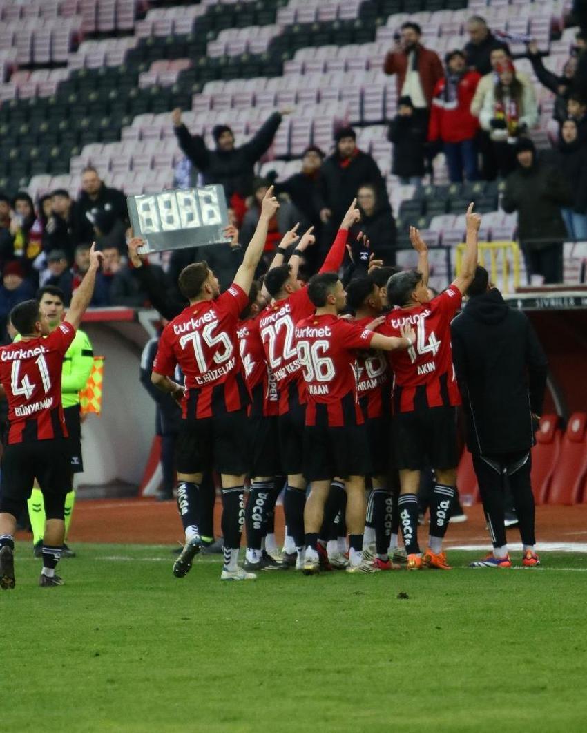 Eskişehir farka gitti! Hakan Şapcı: 'Farklı skorlarla kazanıyoruz hedefin peşinden gideceğiz'