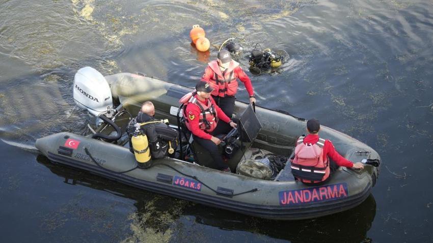 Kardeşinin cesedini tel örgüye bağladı, kaldırım taşıyla nehre attı! Mahkemeden karar çıktı
