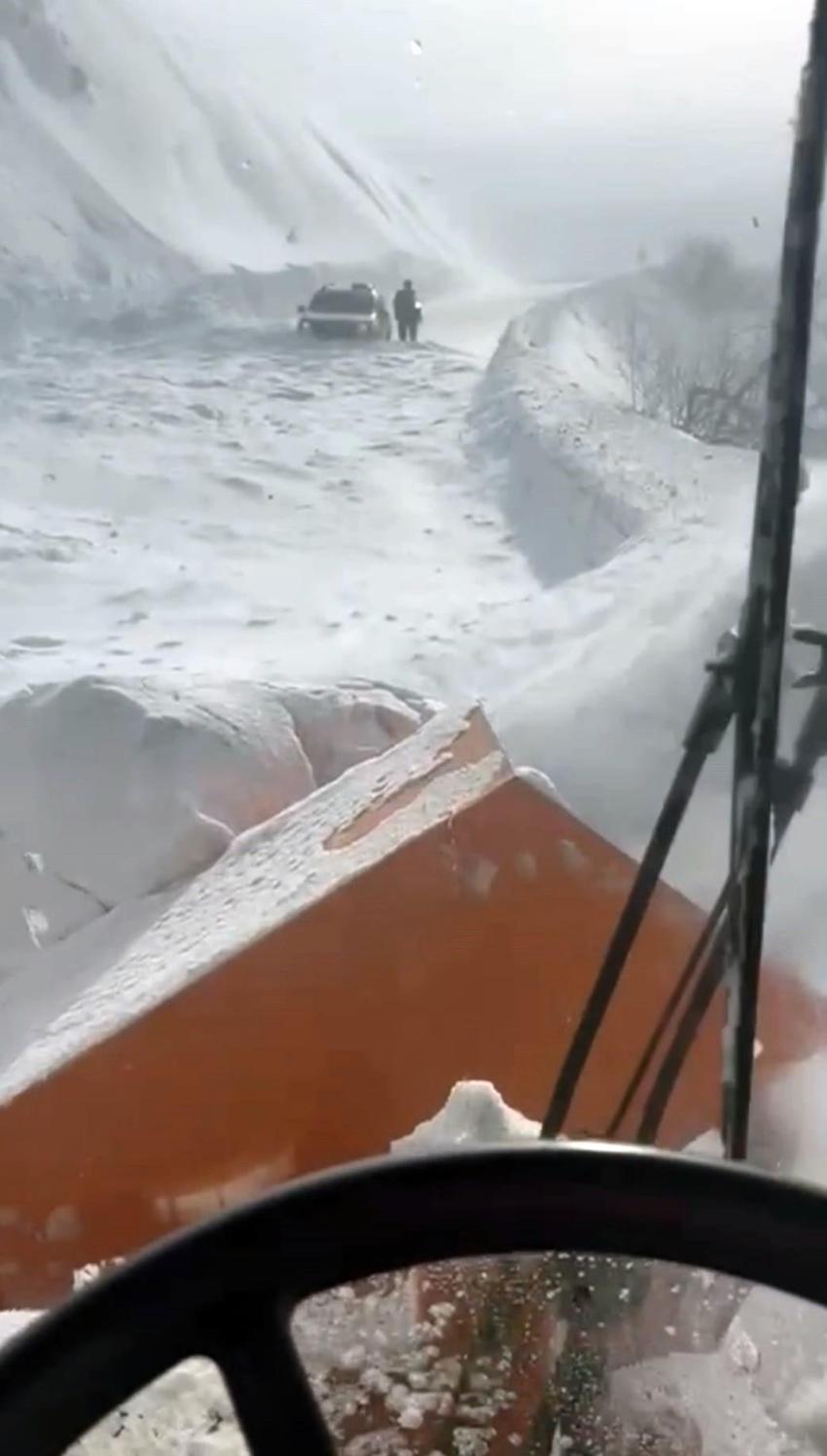 Kutuplar değil, Sahara Geçidi: Yoğun kar, tipi ve çığ riski yolü araç trafiğine kapattı