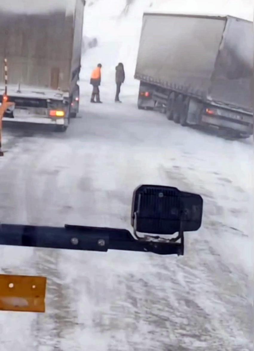 Kutuplar değil, Sahara Geçidi: Yoğun kar, tipi ve çığ riski yolü araç trafiğine kapattı