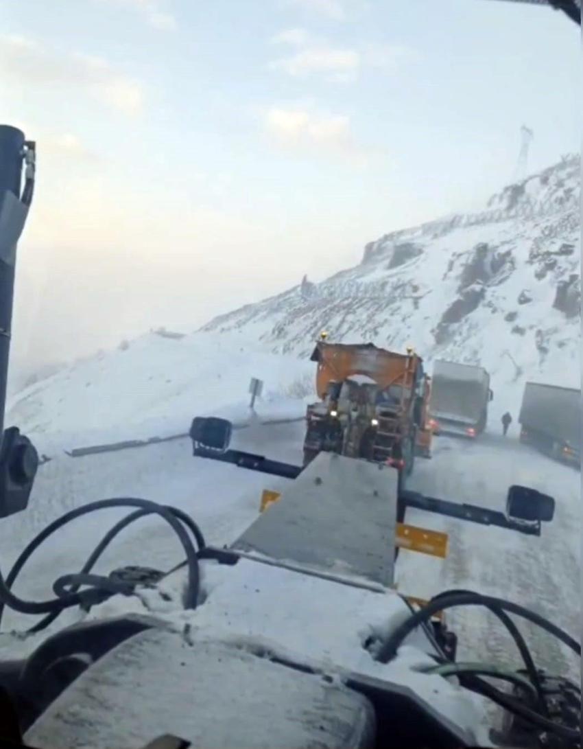 Kutuplar değil, Sahara Geçidi: Yoğun kar, tipi ve çığ riski yolü araç trafiğine kapattı