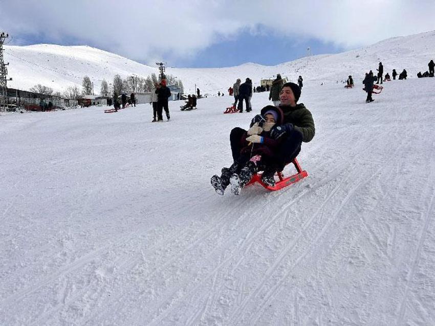Ankara'da sömestir tatilinde ailelerin adresi Elmadağ Kayak Merkezi oldu