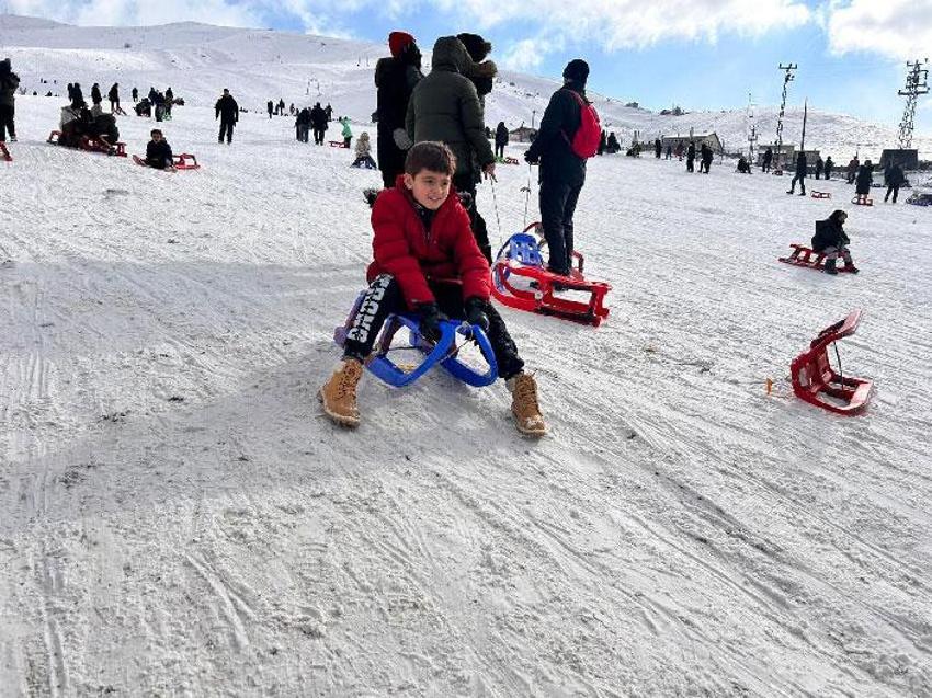 Ankara'da sömestir tatilinde ailelerin adresi Elmadağ Kayak Merkezi oldu