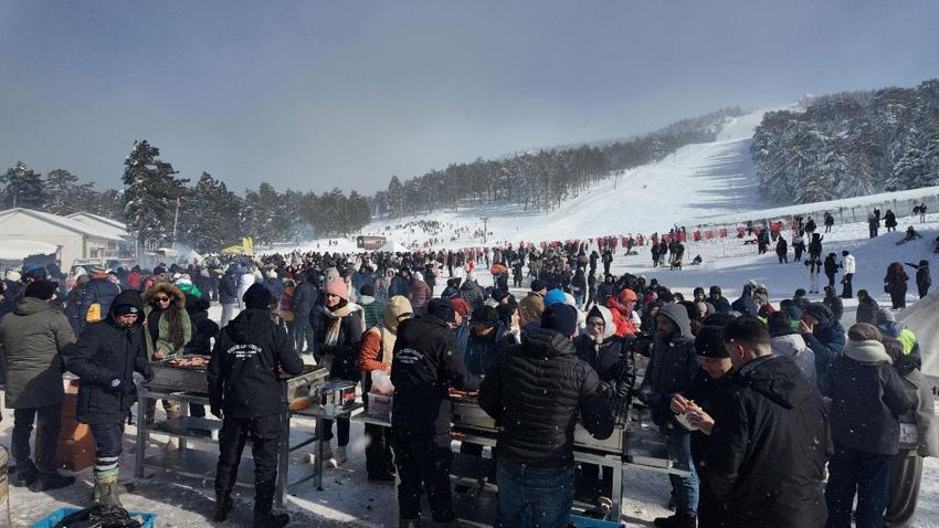 Ege’nin zirvesinde tarihe geçecek katılım: Gediz Murat Dağı’nda on binler buluştu