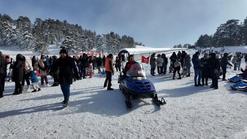 Ege’nin zirvesinde tarihe geçecek katılım: Gediz Murat Dağı’nda on binler buluştu
