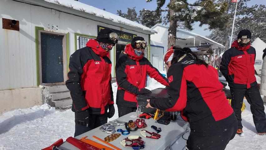Ege’nin zirvesinde tarihe geçecek katılım: Gediz Murat Dağı’nda on binler buluştu