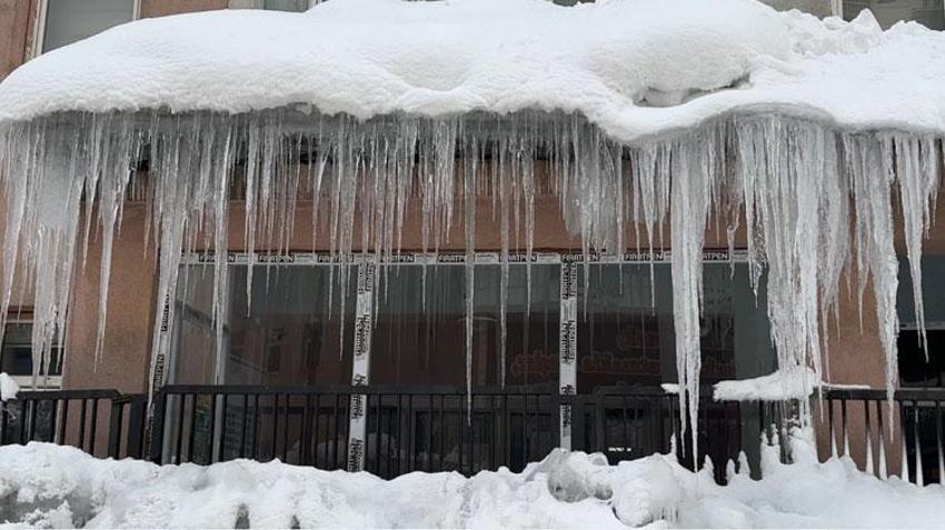 Hakkari Yüksekova'da kar yağışı ve dondurucu soğuklar 3 metrelik buz sarkıtları oluşturdu