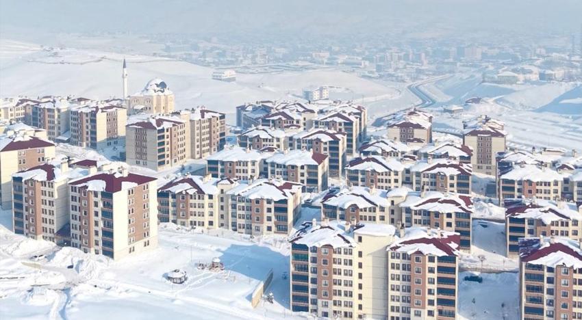 Hakkari Yüksekova'da kar yağışı ve dondurucu soğuklar 3 metrelik buz sarkıtları oluşturdu