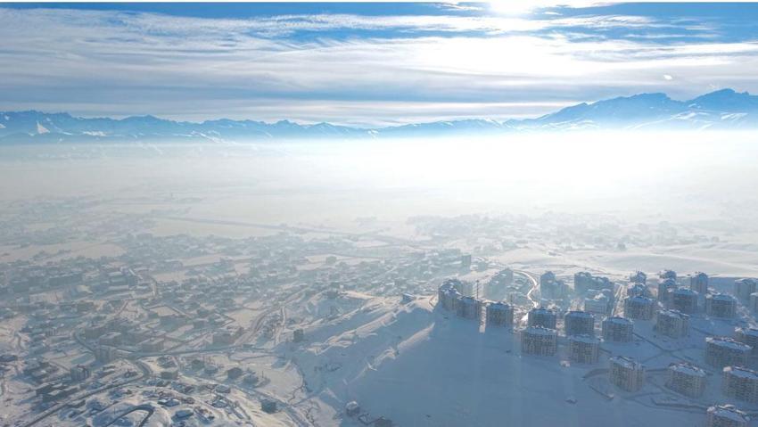 Hakkari Yüksekova'da kar yağışı ve dondurucu soğuklar 3 metrelik buz sarkıtları oluşturdu