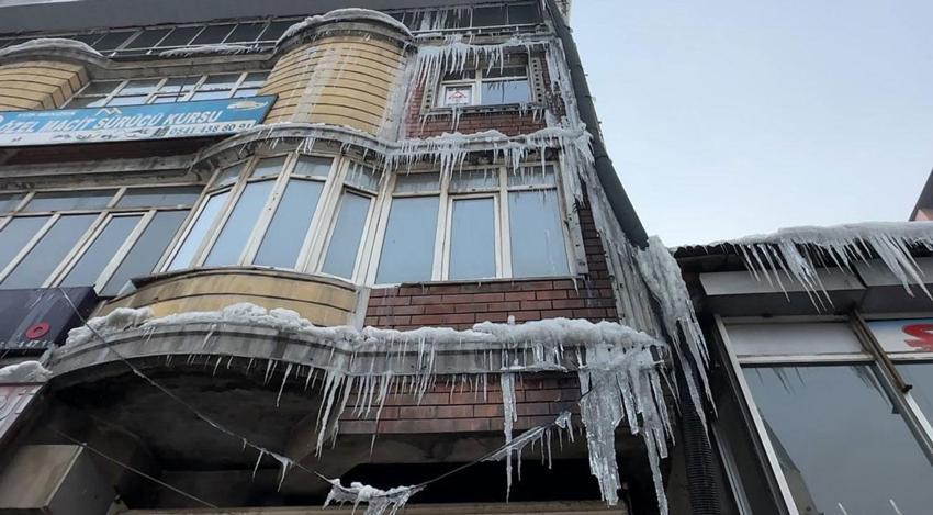 Hakkari Yüksekova'da kar yağışı ve dondurucu soğuklar 3 metrelik buz sarkıtları oluşturdu