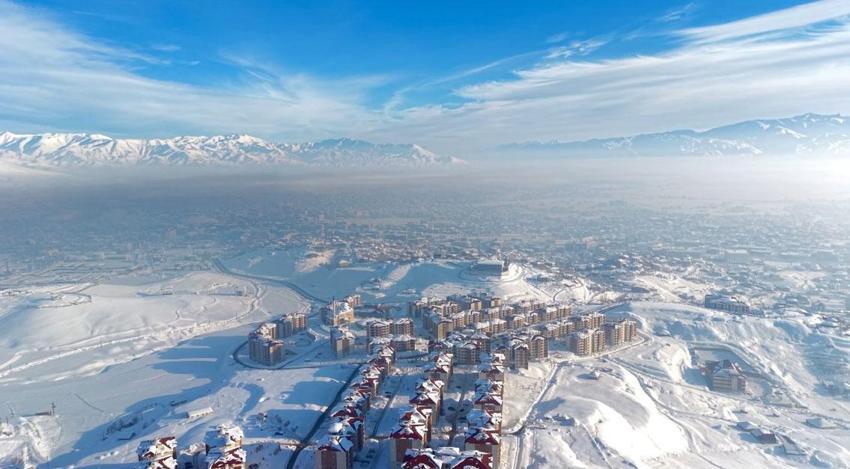 Hakkari Yüksekova'da kar yağışı ve dondurucu soğuklar 3 metrelik buz sarkıtları oluşturdu